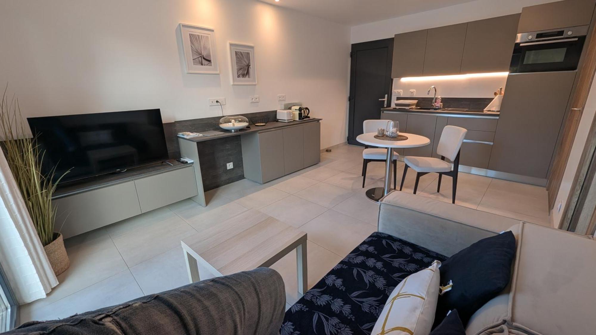 Appartement Luxe Avec Piscine Chauffee & Jacuzzi Prive - Cote D'Azur Roquefort-les-Pins Exterior photo